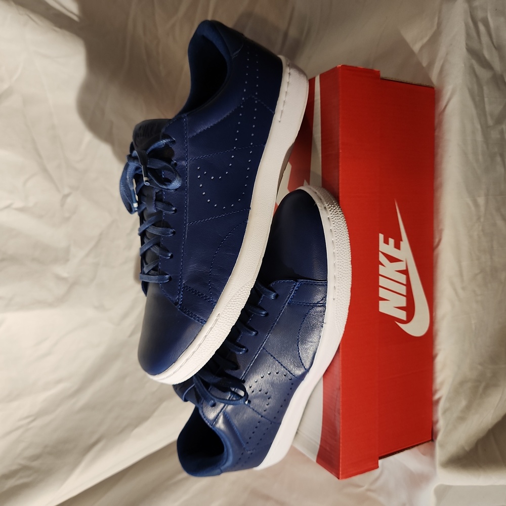 NIKE COURT CLASSICS